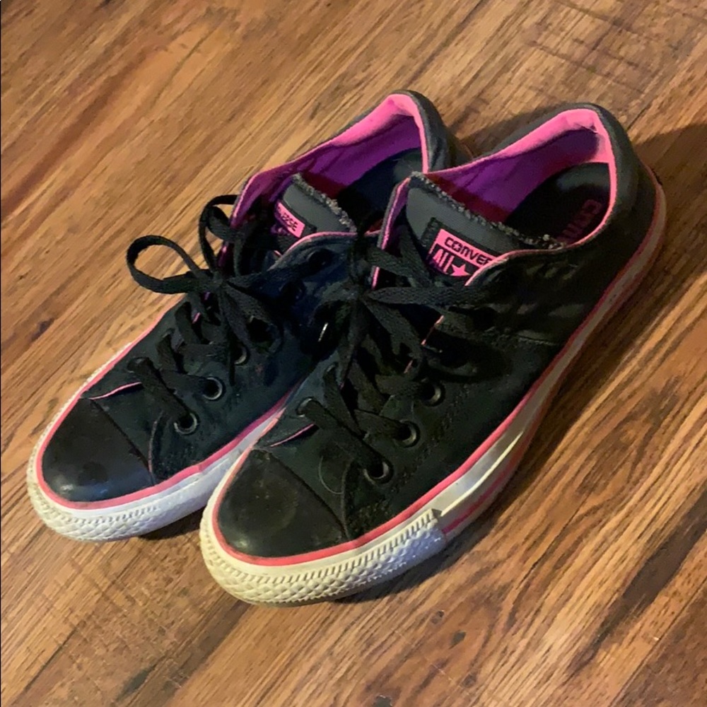 black and pink converse